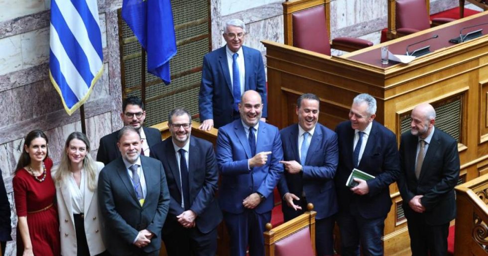 Βουλή: Ψηφίστηκε κατά πλειοψηφία η συμφωνία με Chevron - «Ναι» από ΝΔ, ΠΑΣΟΚ, «παρών» από Ελληνική Λύση